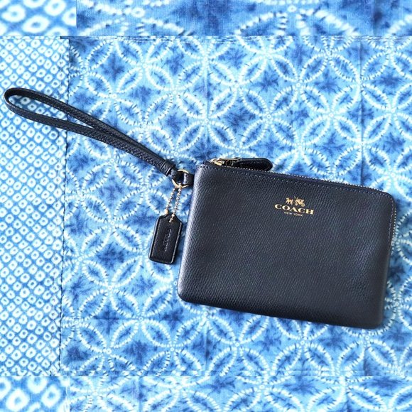 Coach Handbags - COACH Wrist wallet